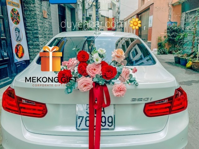 Cắm hoa tươi cho xe rước dâu BMW giá rẻ tại Tphcm